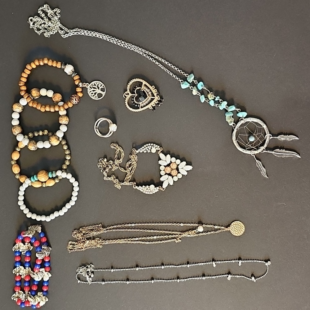 Lot of costume jewelry. 11 items